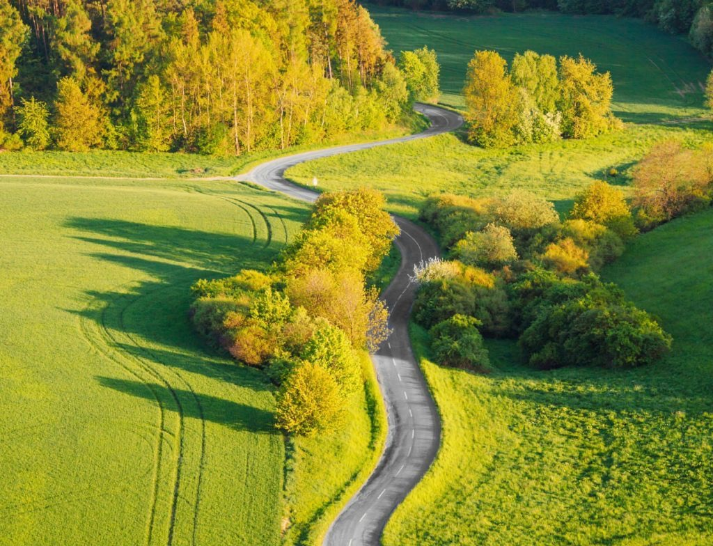 Produktionssystem Öppna system - Slutna system Fiskodling i öppna system påverkar miljön genom näringsläckage från foderspill, fiskens avföring och urin.
