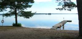 bryggor. Rödko ligger utanför Ekuddens camping och är privatägd men har tidigare använts av kanotklubben. Även här finns fina klippor för strandhugg och bad på den norra delen.