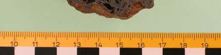Figur 2a. Slaggerna i F106 (A9331). Fragment i varierande storlekar. Den större slaggen har undersökts.