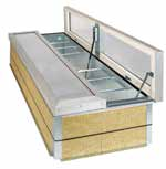 Brandgasventilator med två lock, Clear Vent-2L och UPP-2L Svita Clear Vent-2L Två uppåtgående lock med kanalplast i 5 skikt monterat på en träram med avtäckningsplåtar i aluzinkplåt.