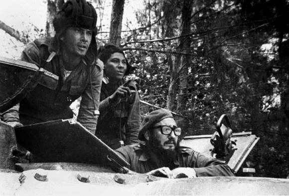 8 Fidel i en stridvagn under Grisbuktsinvasionen 17 april 1961 Nu är han borta, men han har överlevt alla de amerikanska presidenter som beordrade CIA att organisera hundratals mordförsök,