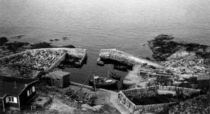 Hamnen på Pater Noster 1955. I gryningen kom dock räddningen, två man från Klädesholmen var på väg ut för fiske.