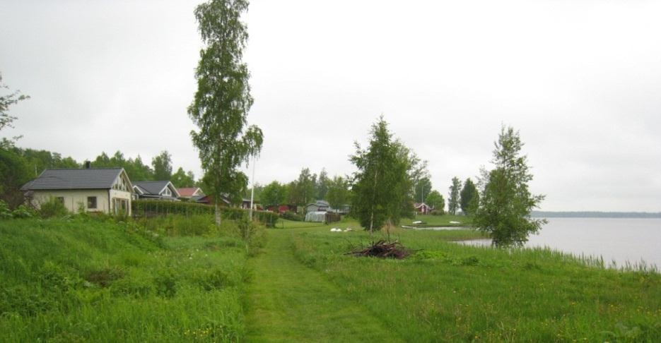 Bild 9 Gångstig längs strandkanten vid Varpets fritidshusområde Hushållning med mark och vatten Utredningsområdet berör skogs- och jordbruksmark som består av, förmodligen magra, sandiga
