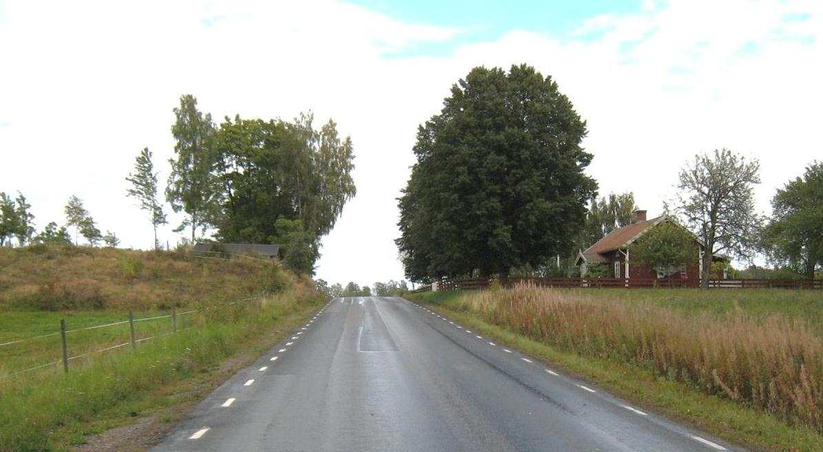 jordkällare. Längre västerut vid Kullebäcken ligger fastigheterna Kullebäcken 1:8, 2:1, 1:11,1:13 och 1:4 i direkt anslutning till vägen.