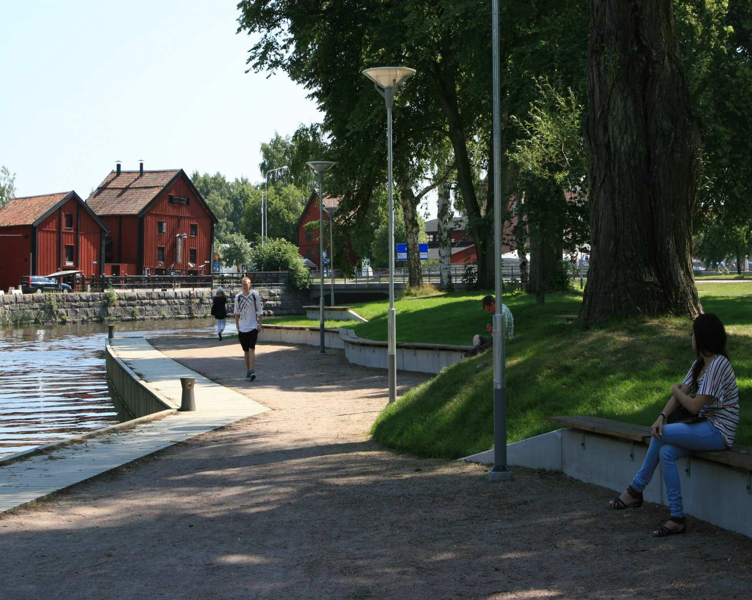 Säljer: Vatten, Renhållning, Torghandel, lokaler som