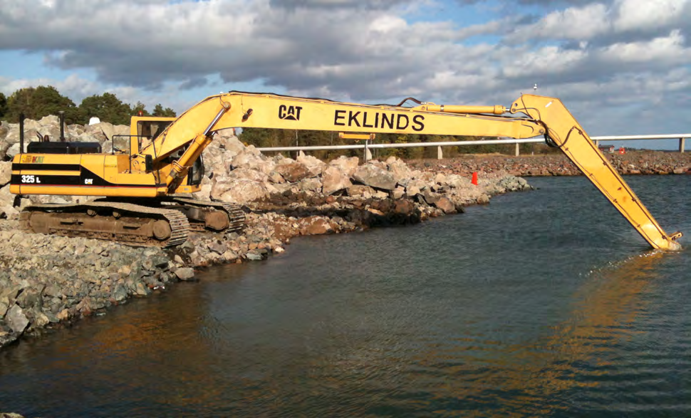 Figur 8.2 Rena sediment schaktas inför utbyggnad av kantvall mot oljehamnen. Foto: Göran Nilsson, Faveo Projektledning AB.