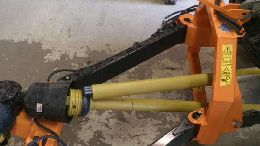 Anpassning av kraftöverföringsaxelns längd K-axeln mellan traktor och maskinen måste anpassas med korrekt längd till kundens traktor, följ nedanstående anvisningar noga. 1.