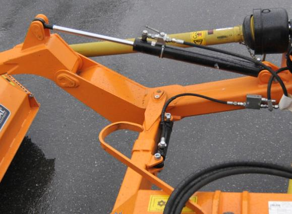 3.9 Påkörningsskydd Maskinen är utrustad med en hydraulisk påkörningsskydd som gör att när klipphuvudet stöter emot ett hinder så kan det röra sig bakåt samtidigt som olja från