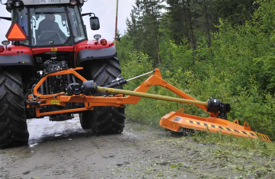 Var uppmärksam vid körning i dikeskanter så att inte huvudet fastnar och orsakar skada på maskinens chassi och klipphuvud etc.