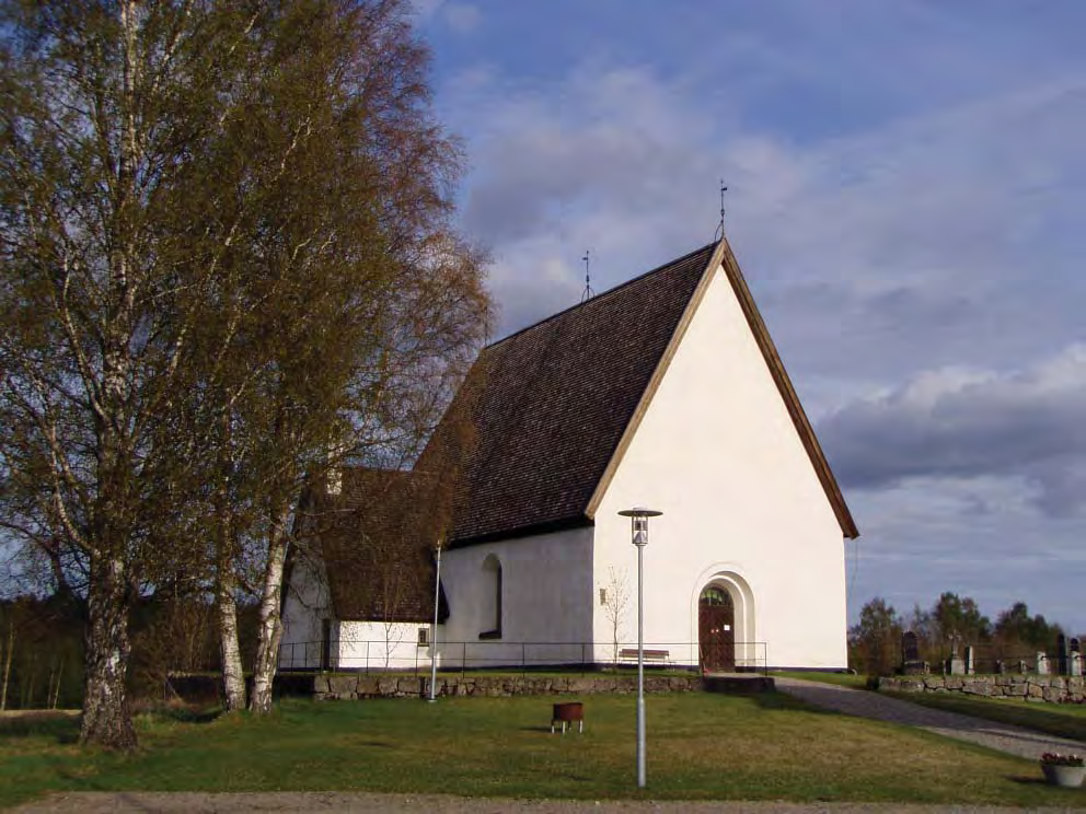 0196 Överlännäs kyrka Området Överlännäs kyrka inventerades, dels runt kyrkan men även den nedre kyrkogården.