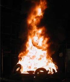 Brandförsök Här presenteras två brandförsök som sedan används i spridningsberäkningarna. I båda brandförsöken användes 240 kg 250 kg elektronikskrot respektive bildäck som bränsle.