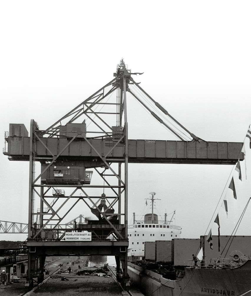 Första fartygslossningen MV ARVIDSJAUR 1960 Premiär för PK 201 I trogen tjänst 49 år Den första portalkranen med 20 tons lyftkapacitet invigdes i november 1960 och har sedan dess länge och troget