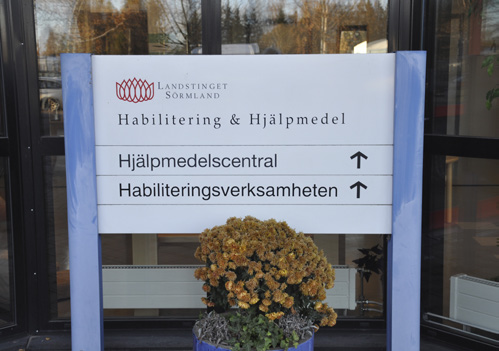 Redan vid entrén till Syncentralen i Eskilstuna finns ett pip-ljud som gör att den synskadade hittar in, Ja, vi har utarbetat ett särskilt koncept dit vi kallar brukarna men där det är helt