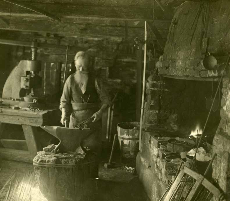 Smeden Bergqvist i Berglindska smedjan på 1920-talet Det traditionella smidet skildrades i