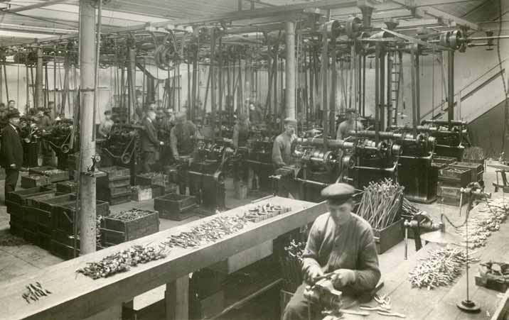 E.A. Bergs Fabriks AB 1935 Erik Anton Berg startade sin första verkstad 1879. Tillverkningen bestod av rakknivar och senare även hyveljärn, tänger och bult- och trädgårdssaxar.