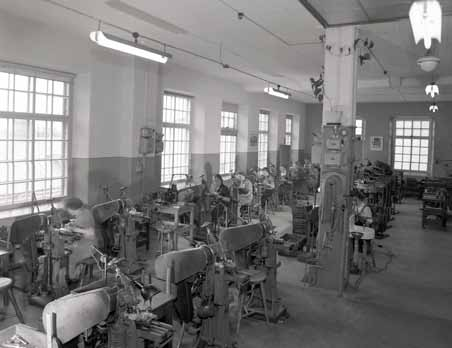 Montering av dörrstängare vid Eskilstuna Jernmanufakturaktiebolag. Ca 1940-tal Företaget grundades av C Zetterberg 1811. 1873 införlivades Tunafors bruk i verksamheten och en knivfabrik anlades.