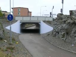 9 enligt kartan G/C väg som ligger direkt söder om Pärlemorfjärilen 2, norr om Lantmannavägen. Mörkt med många träd. Utökad belysning önskas. Undersöker möjligheten att utöka belysningen.