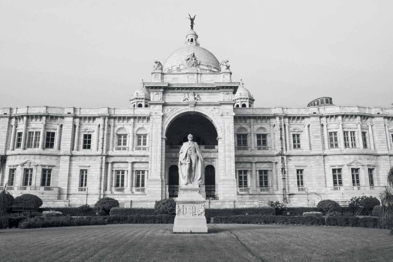 När drottning Victoria dog 1901 ombads Lord Curzon, som då var vicekung av Indien, att resa ett passande minnesmärke över drottningen. Han bland annat Taj Mahal är byggd i.