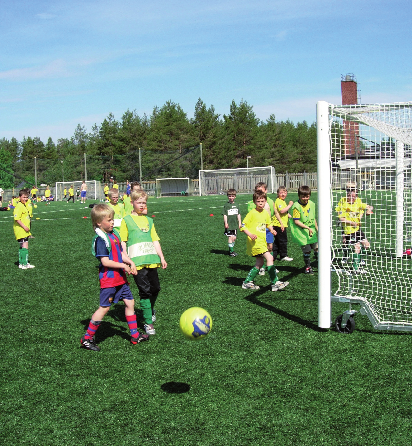 VERKSAMHETSBERÄTTELSE 2006 Fotbollsturnering på Bergnäsets IP. Sammanfattande kommentarer till medarbetarperspektivet Fritidsförvaltningen är en av de friskaste förvaltningarna i kommunen.