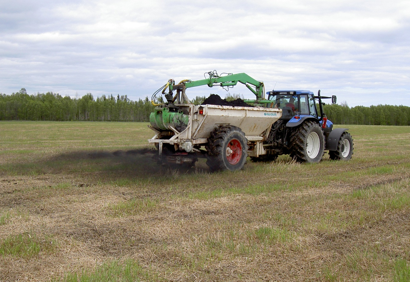 11 Delrapport 6 Askgödsling av rörflen Delprojekt FoU: Produktion av åkerbränsle Spridning av aska på en rörflensvall Foto: Håkan Örberg Cecilia Palmborg, Inst. f.