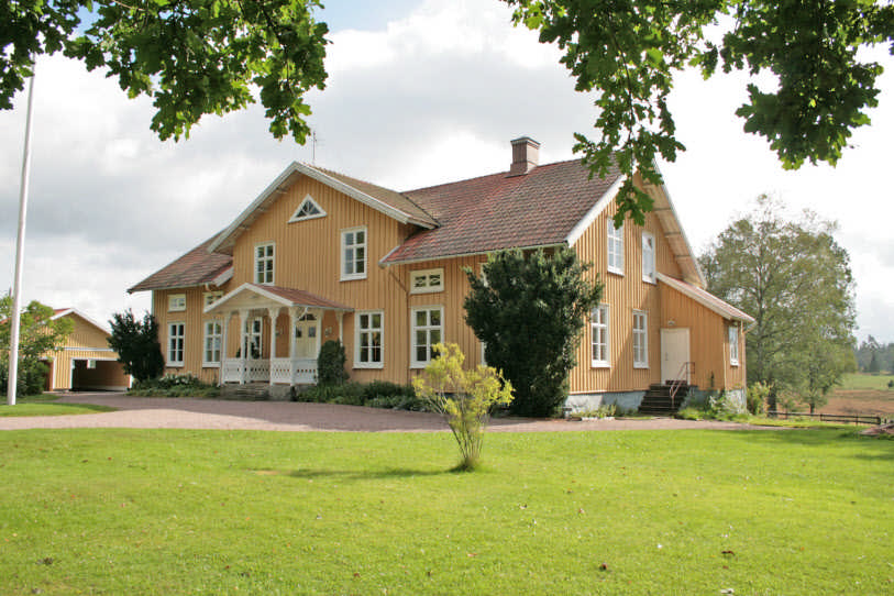 Objektbeskrivning Välkommen Långaryd Utgångspris: 1 400 000 kr, Boarea: ca 300 m² Mäklare: Kenneth Jonsrud Telefon: 0345-103 82, Mobiltelefon: 0707-44 06 10 e-post: kenneth.