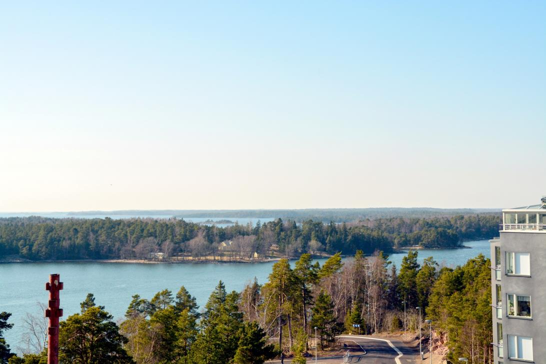 Boende och gårdsmiljö Ett bekvämt boende har prioriterats vid planeringen och givetvis nås samtliga våningsplan med rymliga hissar och även markstrukturen beaktar rörelsehindrades möjlighet till ett