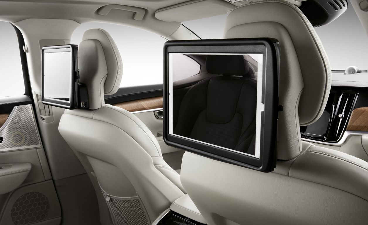 TILLBEHÖR 61 9 9. ipad -hållare för baksätet. Designad för ditt liv. Skapa en S90 som är perfekt för ditt liv med Volvotillbehör som är designade utifrån dig och din bil.