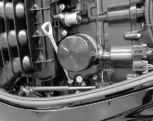 MEDDELANDE Utn tillräckligt med kylvtten överhetts och skds motorn, vttenpumpen och ndr komponenter. Ordn med tillräcklig vttenförsörjning vid vttenintgen under körning. 1. Kontroller motoroljenivån.