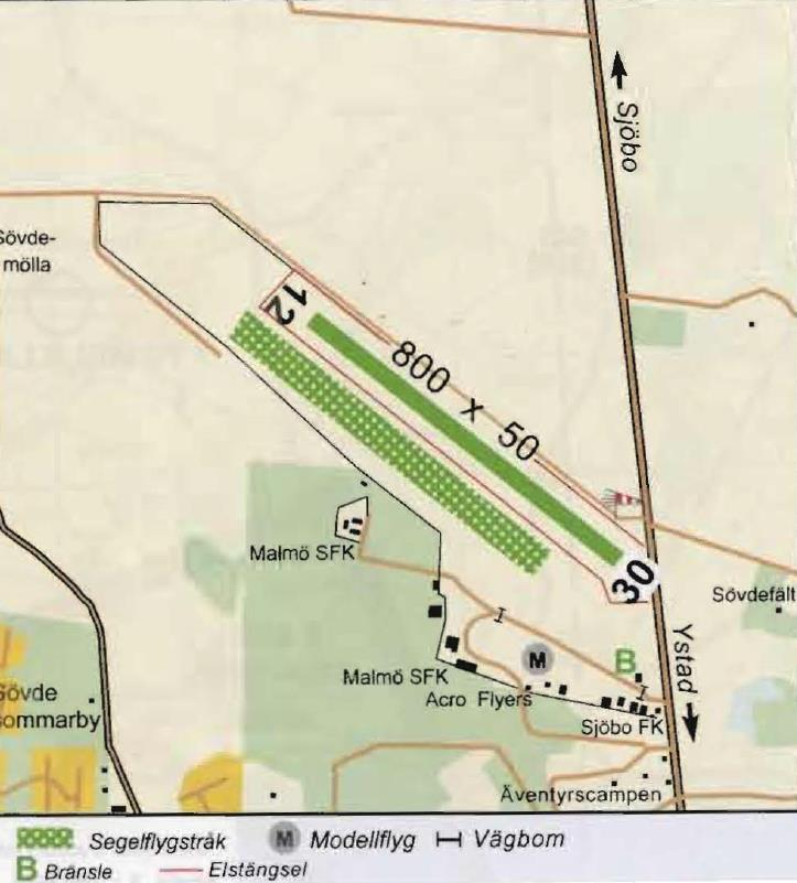 7 Fig. 2. Sjöbo/ Sövde flygplats. Den röda pilen visar inflygningsriktningen och den röda ringen olycksplatsen. Bild från KSAB Svenska flygfält.