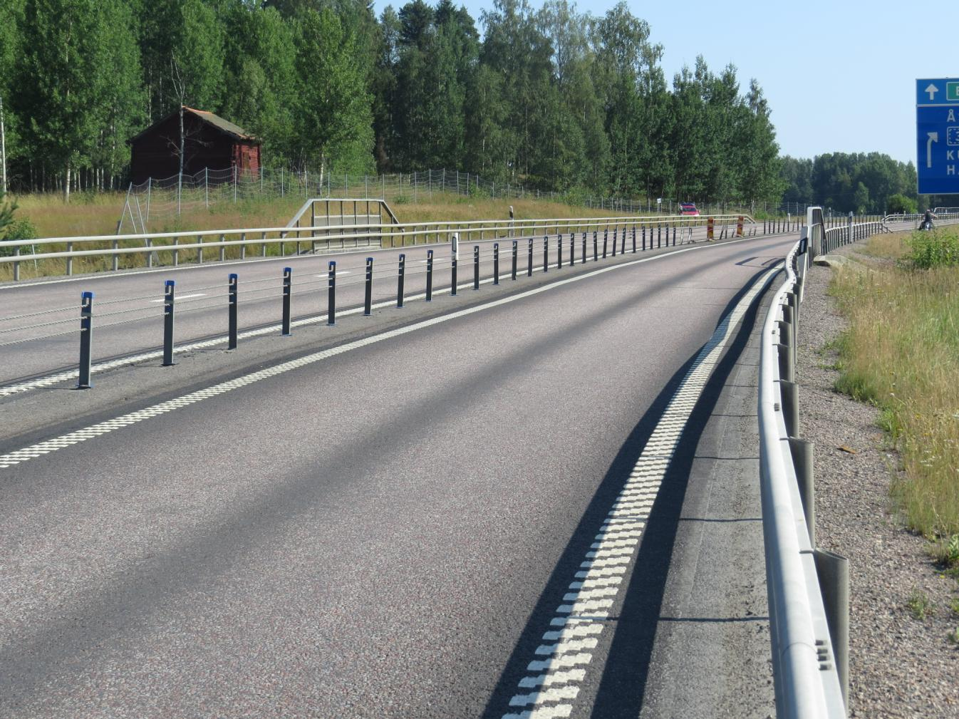 Olycksplatsen Sida 4(7) Vajerräcke Bild 1: Den röda stjärnan anger olycksplatsen. Vägens utformning är en så kallad 2 + 1 väg, där västlig och östergående trafik avskiljs av ett vajerräcke(se bild 1).