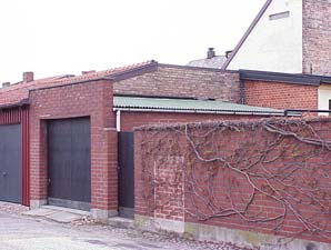 fastighet: MARTIN NORRA 8, hus C. adress: ålder: 1883. Ombyggt 1975. arkitekt / byggm: Skånsk Byggkonstruktion (1975). ½ Gul puts. Brant pulpettak, rött 2-kupigt tegel. Grönt korsdelat fönster.