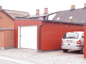 fastighet: MARTIN NORRA 10, hus B. adress: Lilla Tobaksgatan 17. ålder: 1970. arkitekt / byggm: Lars Olofsson. Sadeltak, grå 2-kupig betongpanna. Mörkbrun garageport av stående träpanel. MARTIN N. 10 B från SO fastighet: MARTIN NORRA 11, hus A.