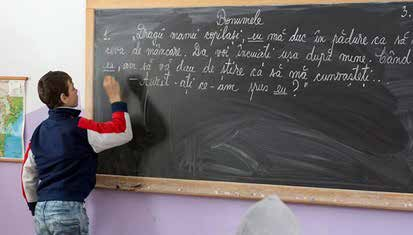 Tillsammans för en mer rättvis värld Dopkollekter i juni bidrar till andrachansenskolan i Rumänien där elever får ta igen kunskaper de missat.