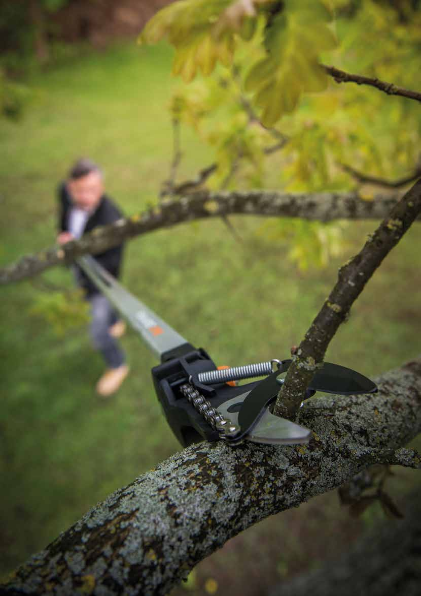 Kraftfulla universalklippare Fiskars universalklippare för trädgården gör det möjligt att glesa ur trädkronor och täta buskar utan att använda stege.