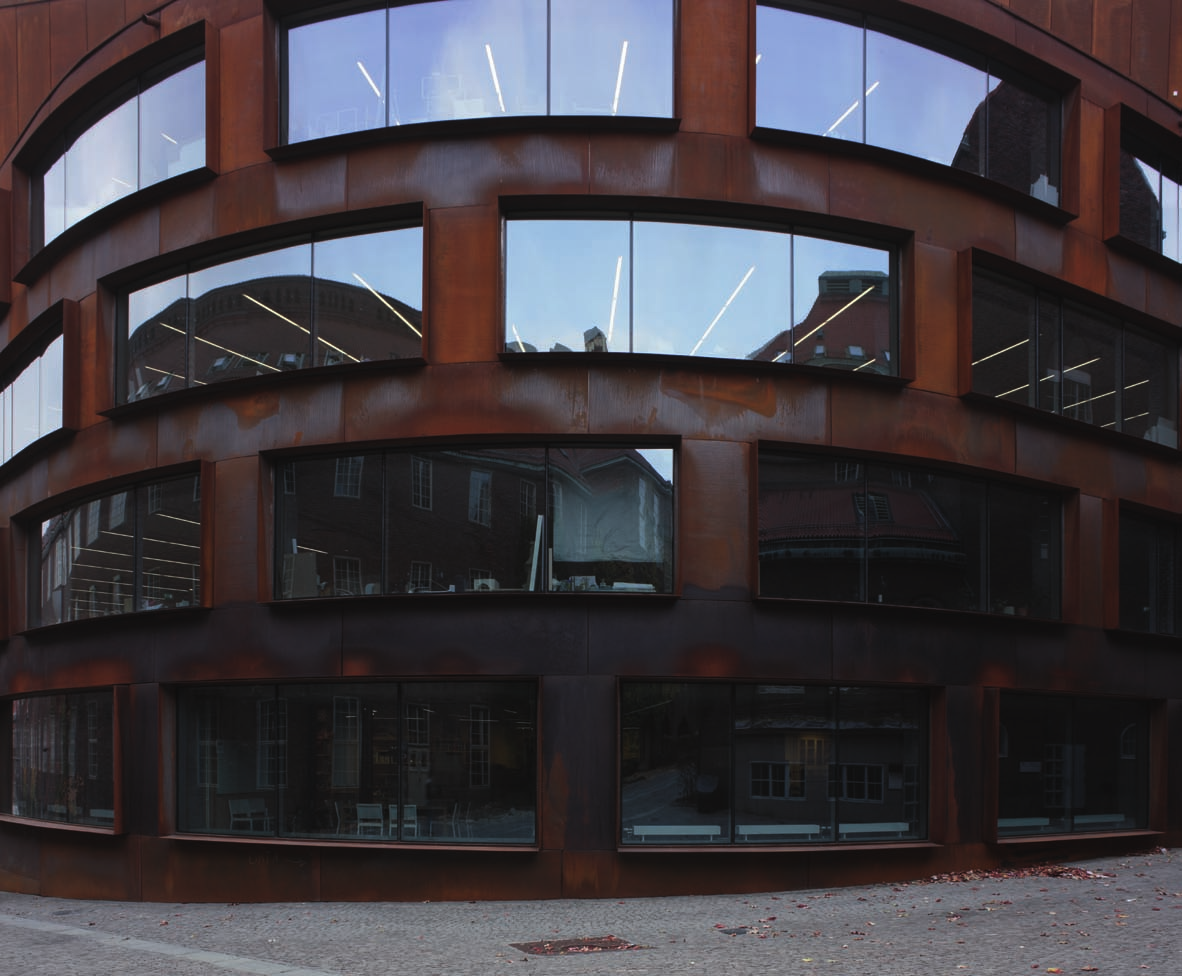 Nya Arkitekturskolan mäter sig väl med den gamla på denna nivå. På ett avspänt och väl avvägt sätt är byggnaden tekniskt och instrumentellt sammansatt. Detaljer utstrålar kompetens och konsekvens.