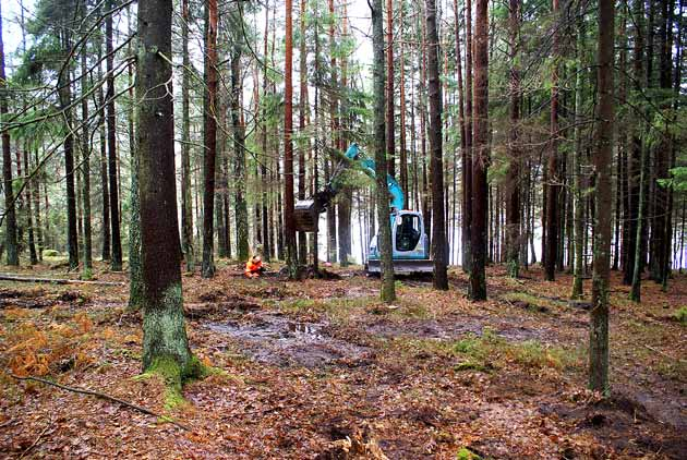 8 Bohusläns museum Rapport 2011:32 Figur 4. Bild från den andra dagen av förundersökningen av Skee 1811. Maskinen står precis i det mest fyndrika området, det vill säga schakten 3 och 9.