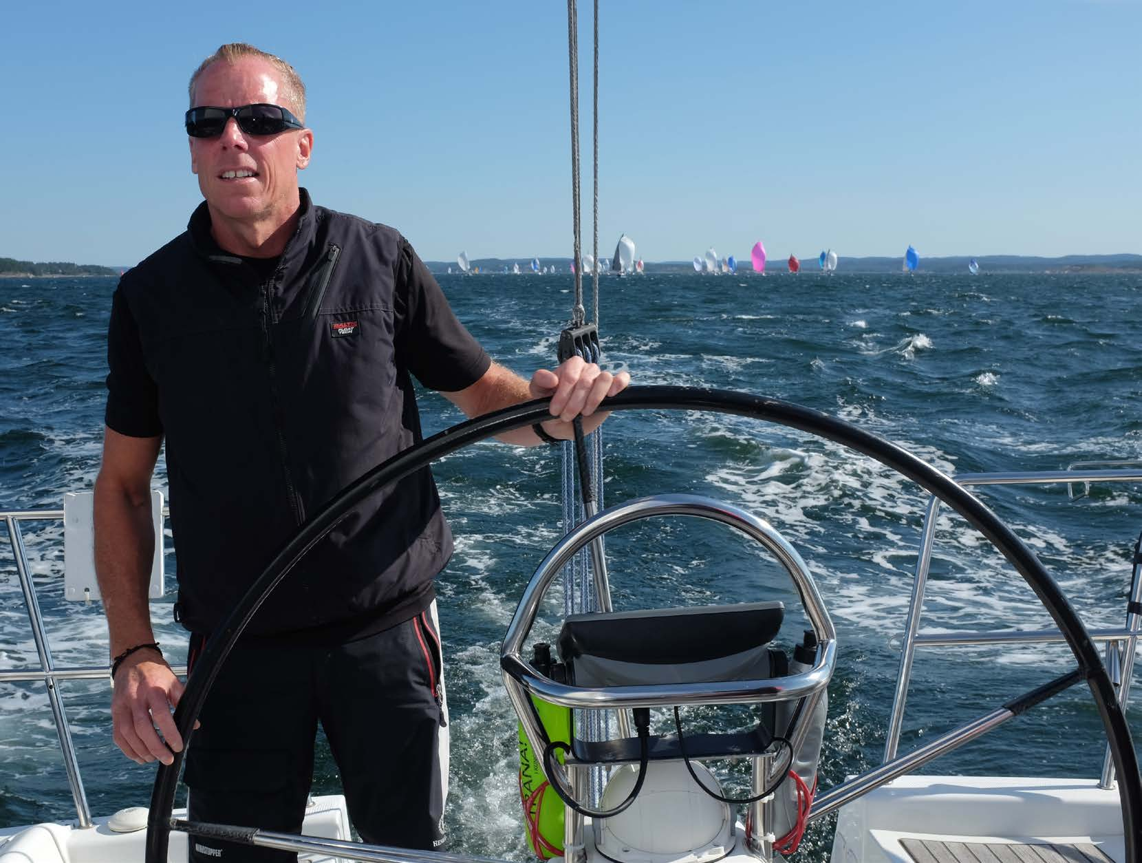 VI HADE I ALLA FALL TUR MED VÄDRET TEXT: THOMAS OTTOSSON Veckan innan Tjörn Runt spåddes lätta, nästan obefintliga vindar och hällregn lagom till startdagen.