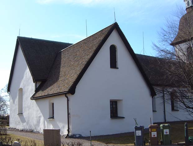 långhusets sydfasad. En sten med ornament av likartad karaktär finns på i sydportalen till Örberga kyrka i landskapets västra del samt i Östra Skrukeby och i Vårdsbergs kyrkor.