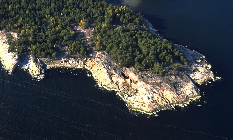 11 Bild 3. Pörtö stydspets ståtliga strandklippor Åretruntbosättningen begränsar sig till Pörtö med omgivning (bild 4), där ett säreget traditionellt och enhetligt skärgårdslanskap har bevarats.