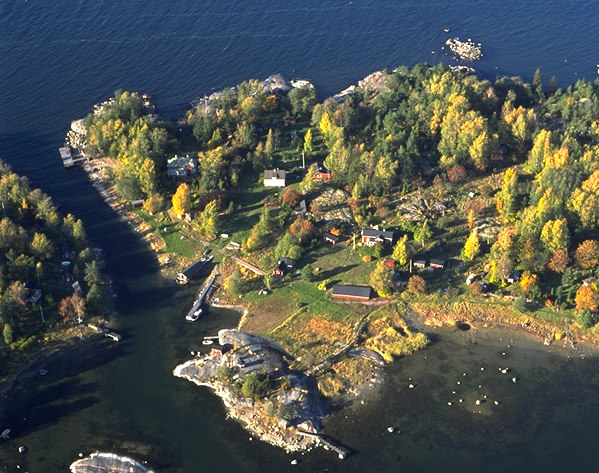 12 Bild 4. Storhällets kulturlandskap på Pörtö 6.4 Vattenmiljön Onas utredningsområde ligger inom det starkt belastade havsområdet utanför Borgå. Havsområdet utanför Borgå påverkas av många faktorer.
