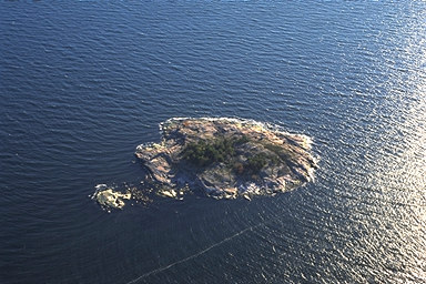 30 Bild 13. Ålskär. Onas port, Gråhällen (LK-16) Areal: 0,3 ha Markanvändningsrekommendation: sl En landskapsmässigt vacker klipphäll, där den häckande fågelfaunan omfattar havstrut och roskarl.