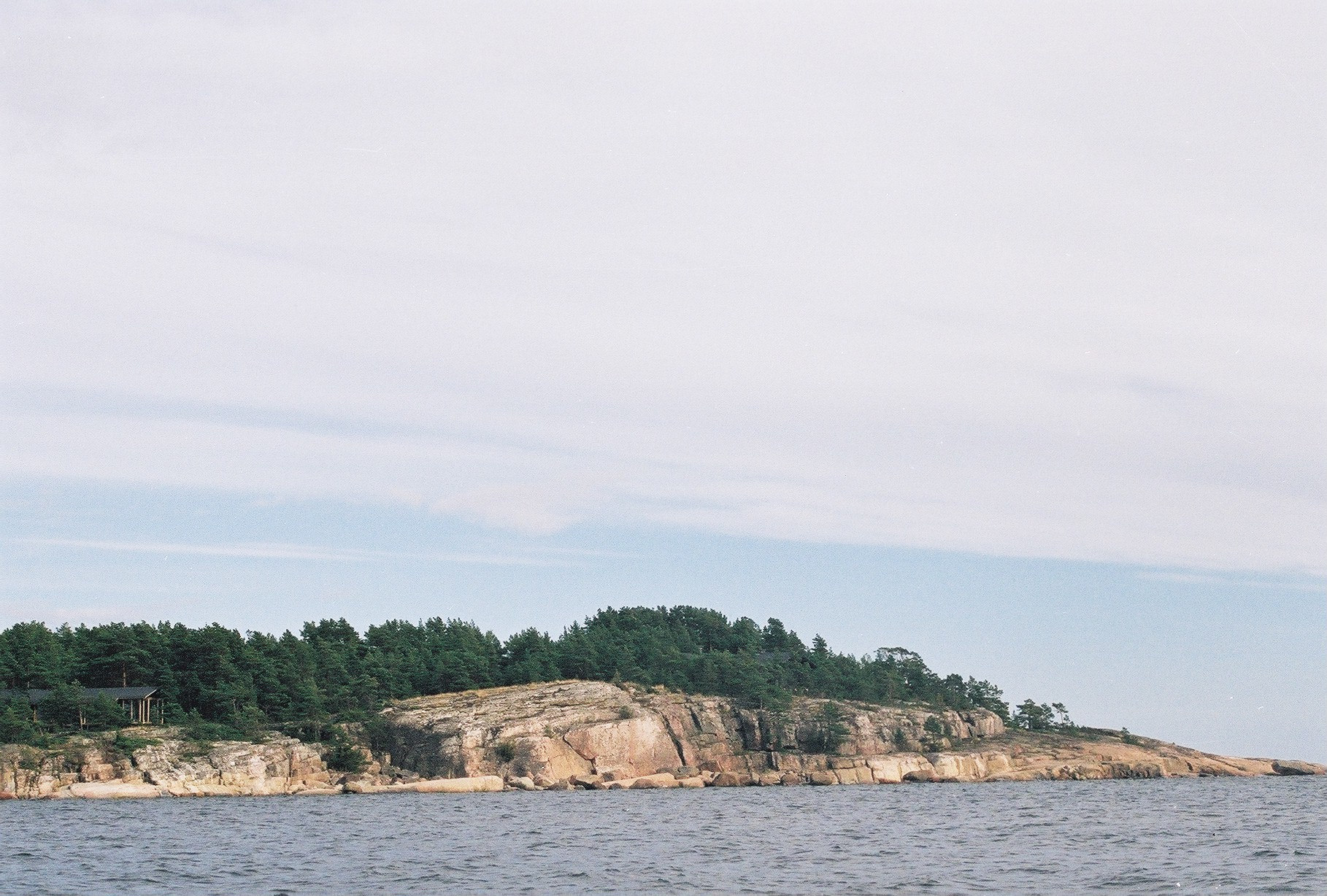 34 Brunnskär (LM-29) En landskapsmässigt vacker holme som framträder väl. Holmen ägs av Helsingfors stad och där finns ett vindskydd för övernattning. Lämpar sig väl för rekreation.