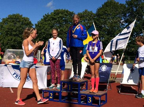 Ella passade på att förbättra brännan mellan sina två löpgrenar. Kanske var det DSK's friidrottsskolas förtjänst att det gick så bra, bland annat pers på 400m!