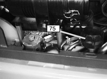 11.9 Hydraulsystem Byta hydrauloljefiltret Öppna hydrauloljefiltrets förslutning (74). Ta ut hydrauloljefiltret och byt det. Sätt i nytt hydrauloljefilter och skruva på locket igen.