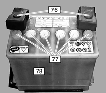 11.10 Elsystem Kontrollera batteriets tillstånd, syranivå och syradensitet Batterisyra är starkt frätande. Undvik därför all kontakt med batterisyra.
