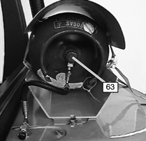 7.3 elindikeringar under drift När varningslamporna för: M Z motoroljetryck (8), laddningsström (17), kylvätsketemperatur (3), hydrostatisk transmission (6), tänds måste motorn genast stängas av.
