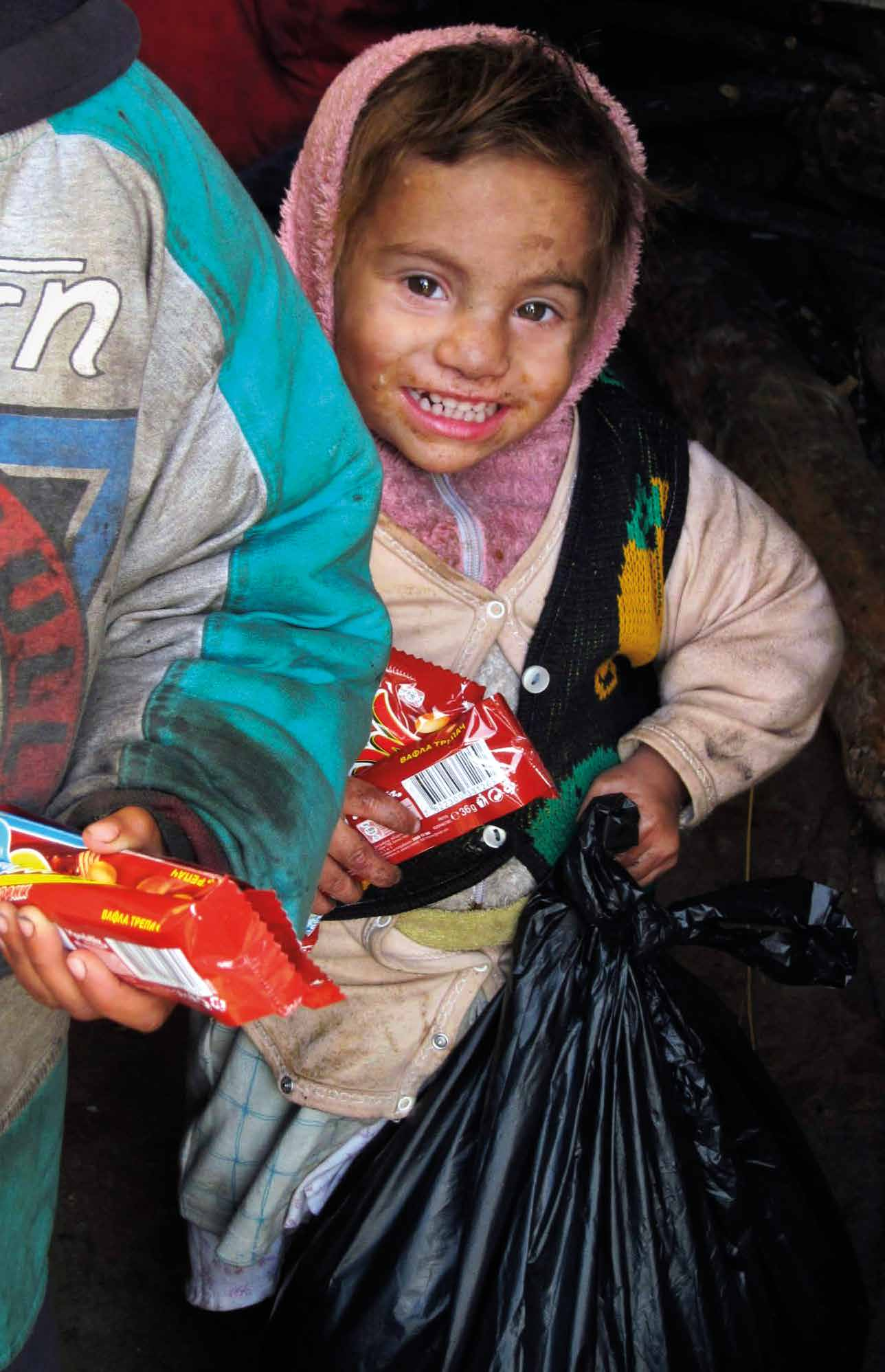 För ett barns leende behövs inte mycket Bulgariens romska barn och familjer tillhör de fattigaste människorna i Europa. För ett barns leende behövs dock inte alltför mycket.