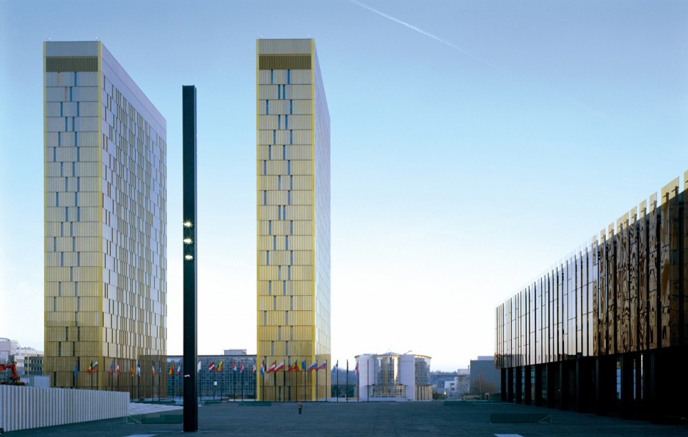 Hotellets huvuddrag 3/9 Med tanke på Simhallens skulpturala egenskaper och läget i parken bör huvuddraget för hotellbyggnaden utformas som skarpskuren solitär i samklang med Simhallen och grönskan.