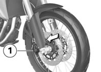 z Underhåll OBSERVERA För lite eller för mycket motorolja. Motorskador Kontrollera därför att oljenivån stämmer. Fyll på motorolja upp till angiven nivå. Kontroll av motoroljenivån ( 103).
