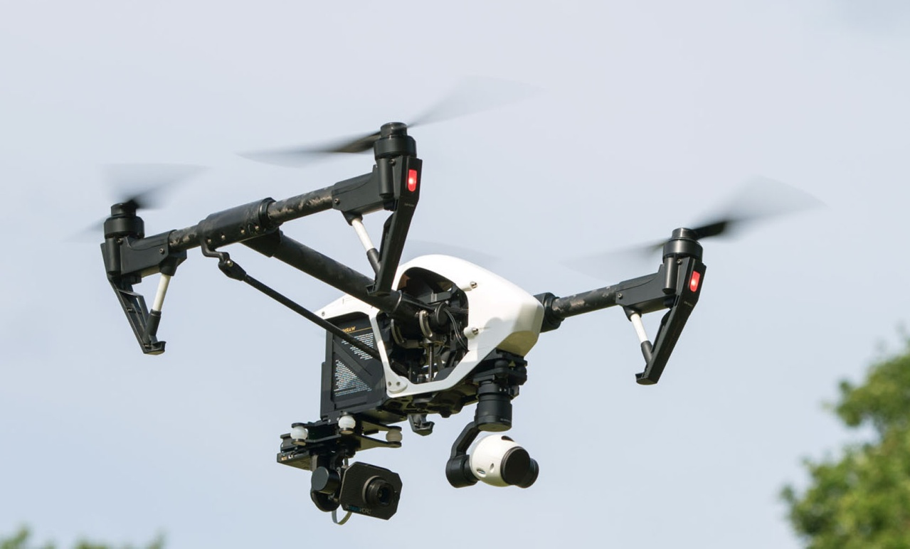 T&E Mark Flygande kamerasystem Multirotordrönare Kan fjärrstyras från skyddsrum Livesänder HD-video över långa distanser Positionslåsning, parkerar i luften med GPS/GLONASS